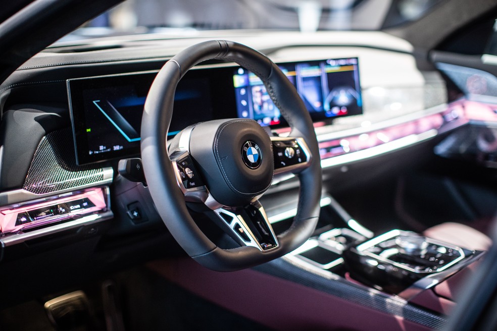 Interior do BMW Série 7 une requinte e tecnologia com muita personalidade — Foto: Divulgação