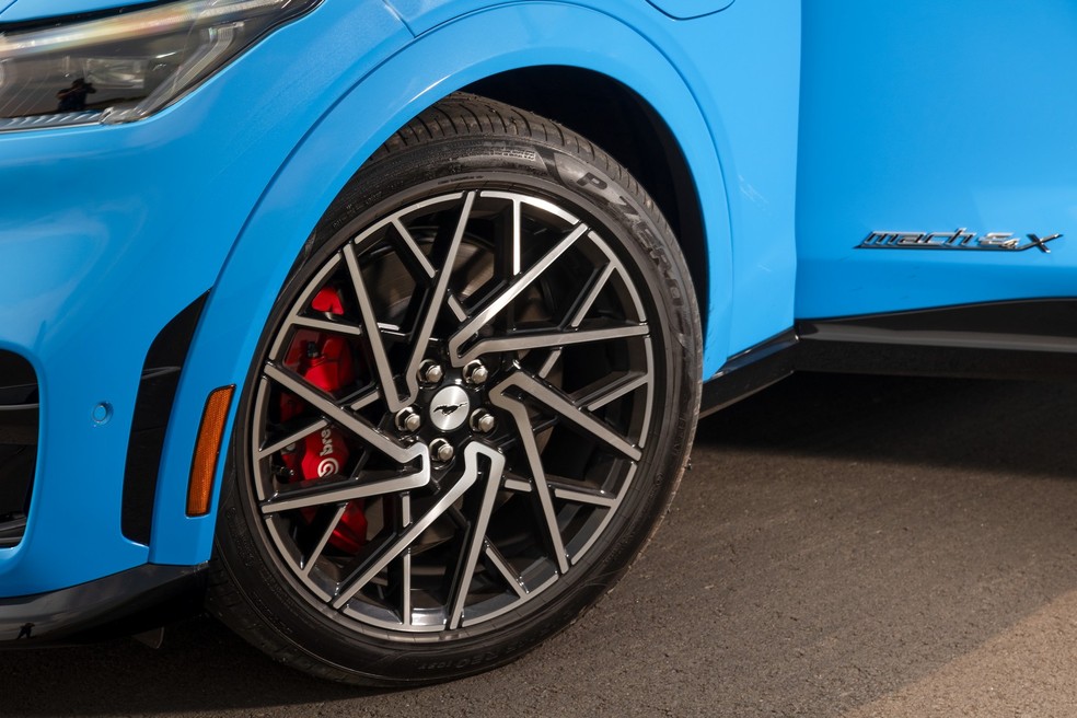 Ford Mustang Mach-E tem rodas de aro 20 — Foto: Auto News Brasil