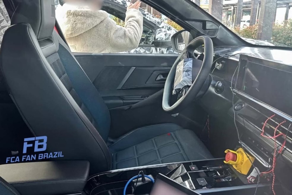 Flagra do novo Fiat Fastback mostra interior reformulado mais minimalista — Foto: Reprodução/Instagram @fca_fan_brazil