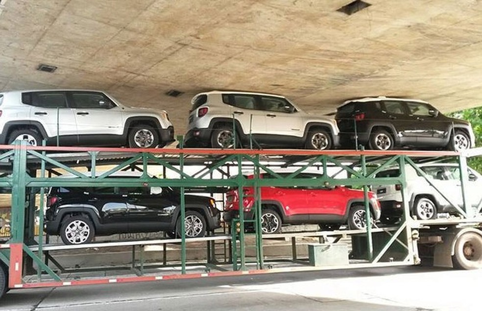 Caminhão que transportava unidades do Jeep Renegade entala no Recife (Foto: Reprodução) — Foto: Auto Esporte