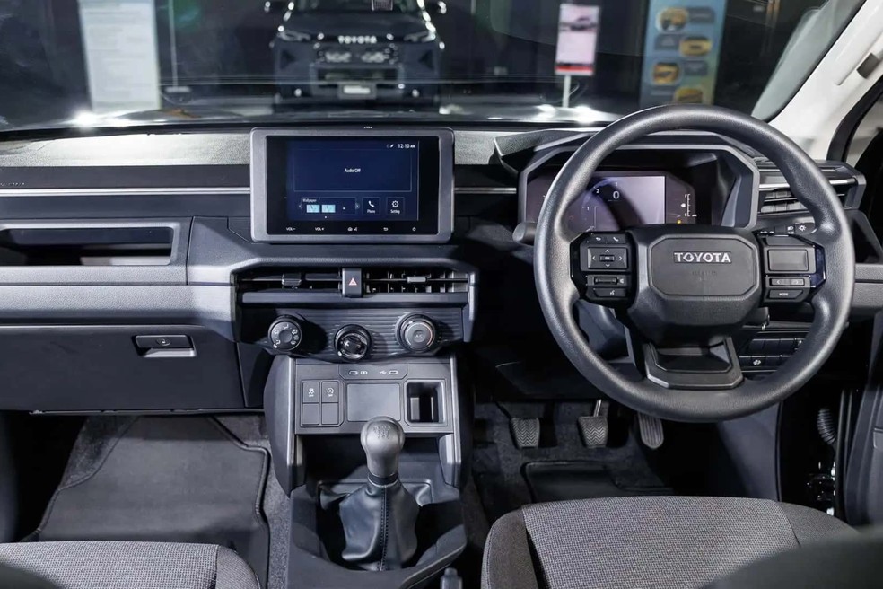 Versões mais baratas da nova Toyota Hilux terão câmbio manual — Foto: Divulgação/Toyota