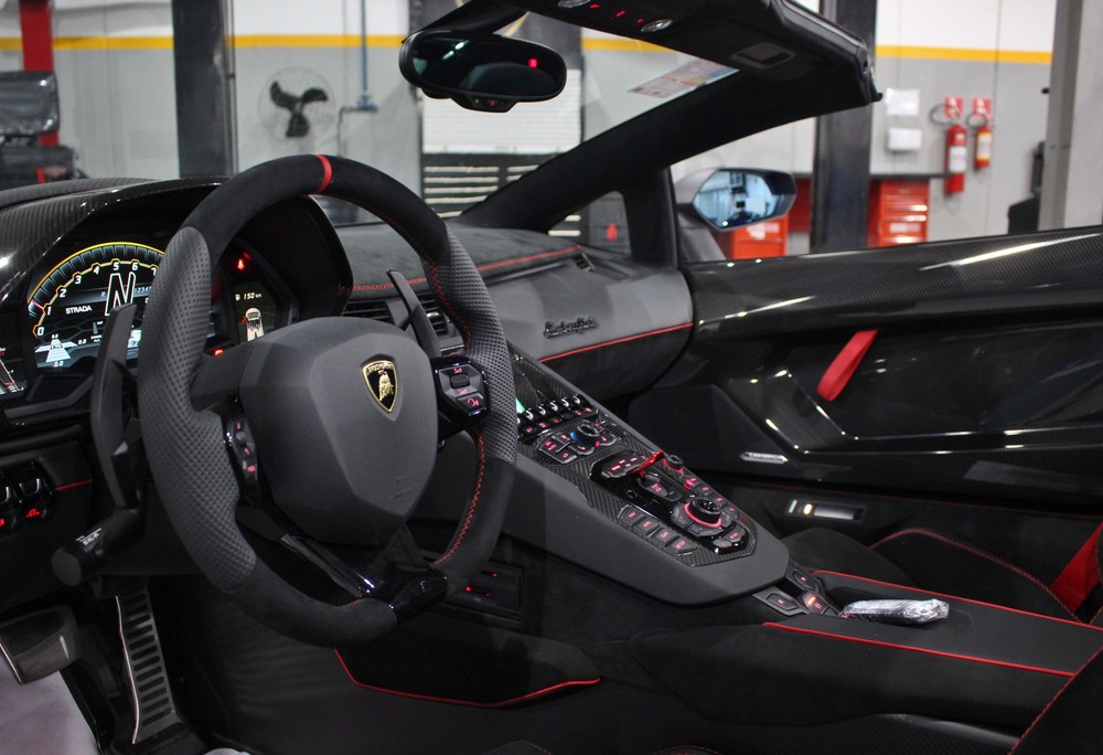 Aventador SVJ Roadster roxa chega ao Brasil por R 8,2 milhões