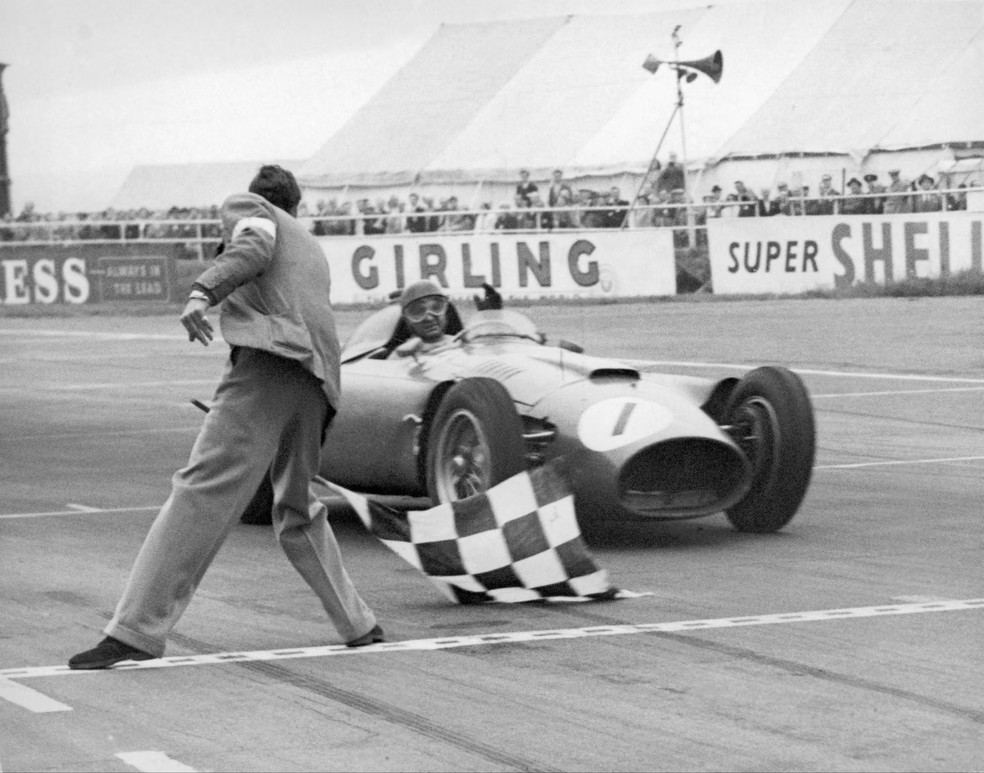 Juan Manuel Fangio venceu o GP da Inglaterra de Fórmula 1 em 1956 — Foto: Divulgação