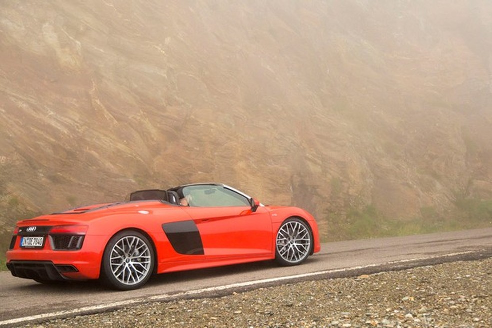 Nas passagens de montanha a mais de 2 mil metros, o Audi R8 literalmente andou em meio a uma nuvem (Foto: Divulgação) — Foto: Auto Esporte