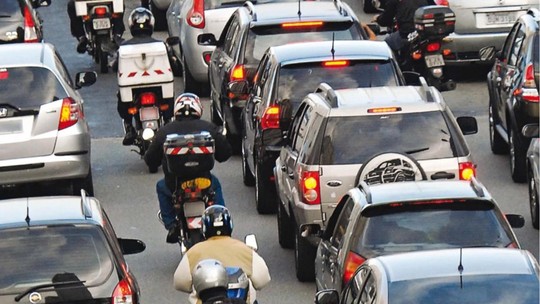 Projeto de Lei quer proibir circulação de motos entre os carros nos corredores; entenda