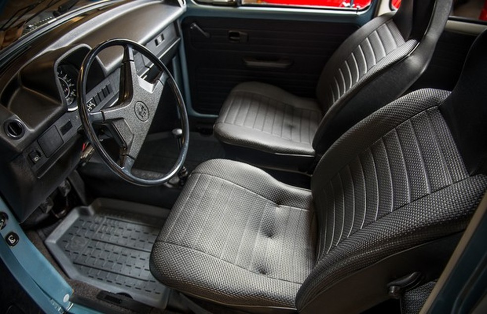 Interior preserva belos toques como os bancos revestidos de couro e o volante com brasão de Wolfsburg (Foto: Divulgação) — Foto: Auto Esporte