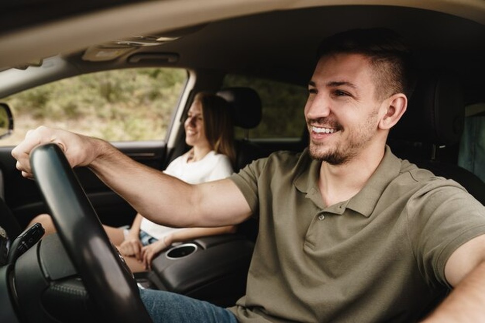 Pessoas alteradas só podem viajar no banco traseiro? — Foto: Freepik