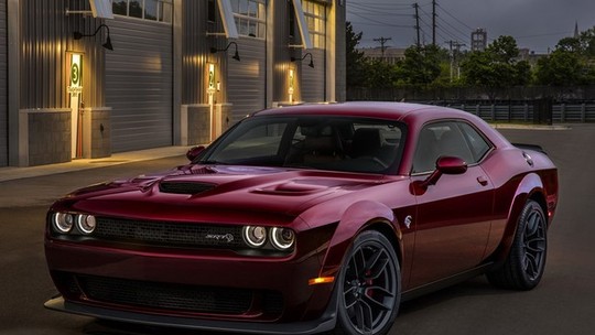 Dodge Challenger SRT Hellcat ganha carroceria alargada na linha 2018