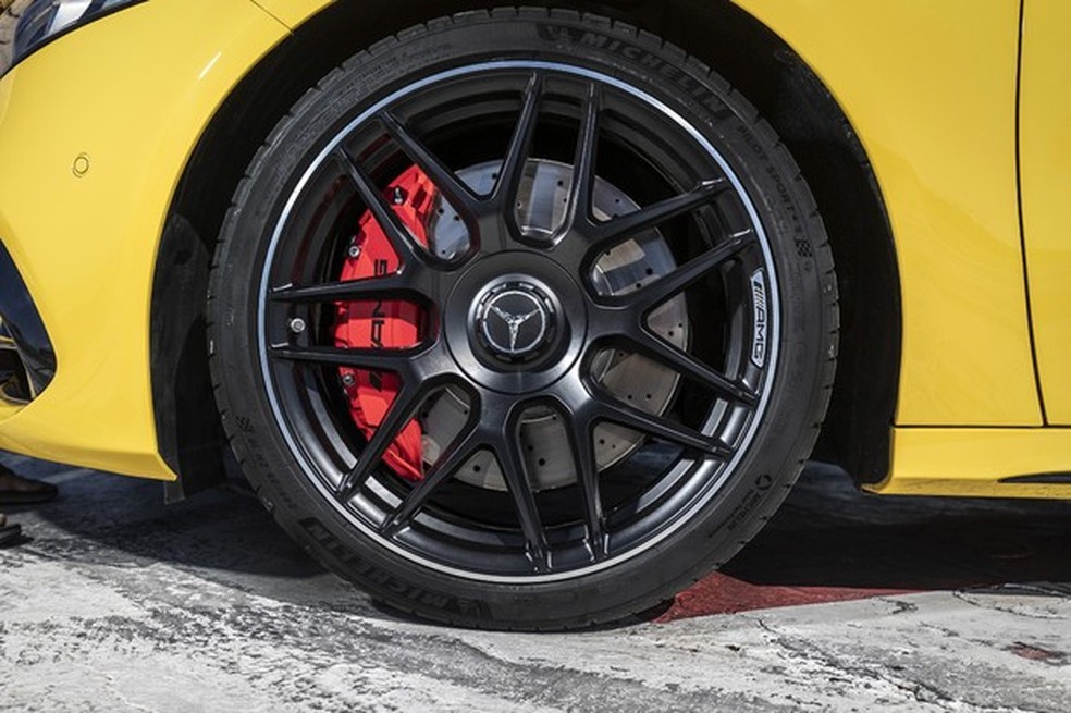 As rodas são de 19 polegadas com medições diferentes na dianteira e na traseira (Foto: Mercedes-Benz) — Foto: Auto Esporte