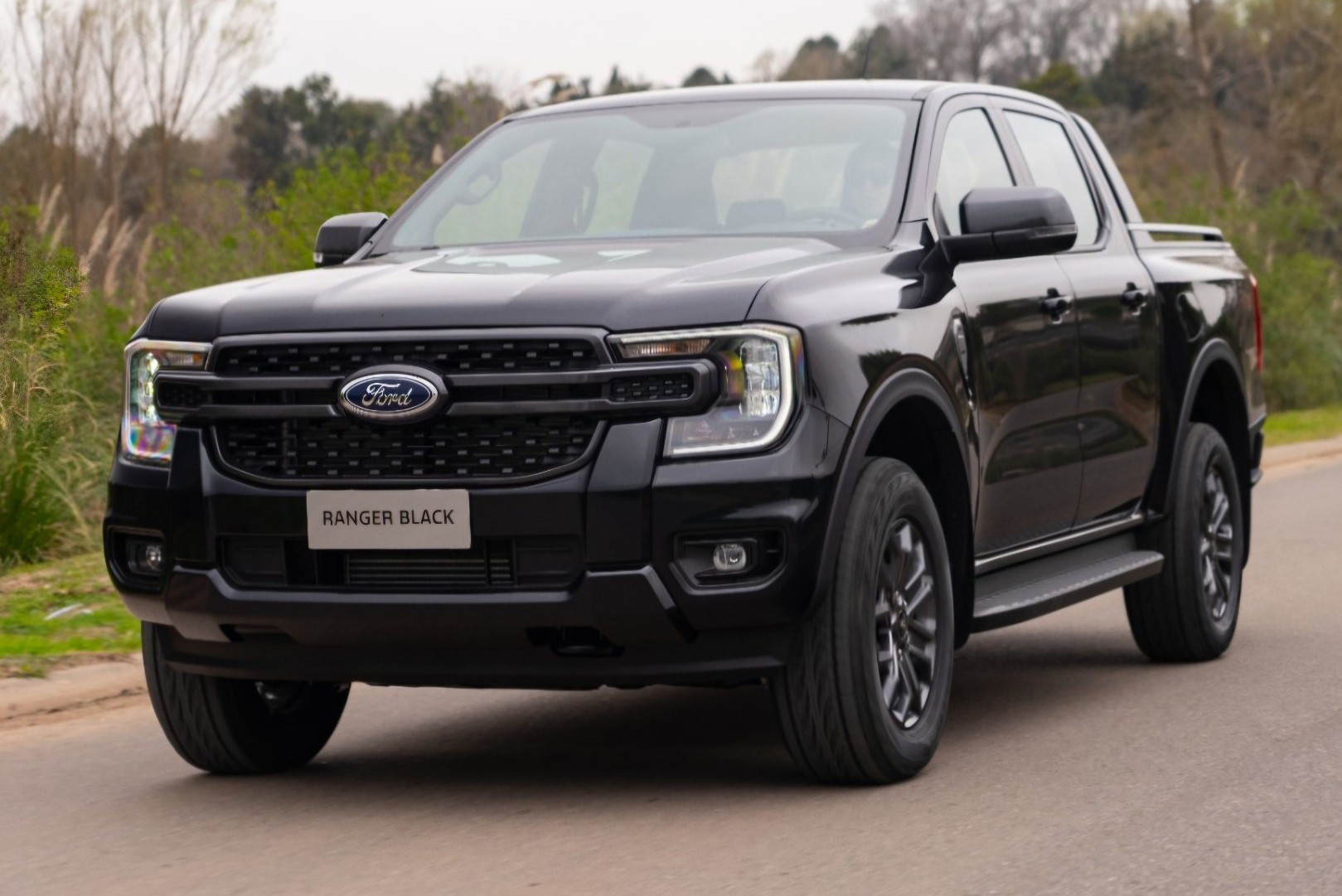 Ford Ranger Black volta com inspirações na F-150 e chega ao Brasil em breve