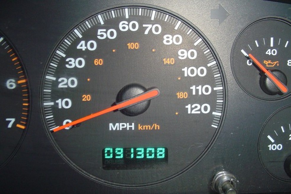 Confira se o estado do carro condiz com a quilometragem registrada no hodômetro para não cair em golpes — Foto:  Wikimedia