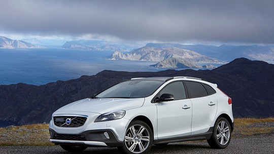 V40 Cross Country ganha novo motor e chega por R$ 145.990