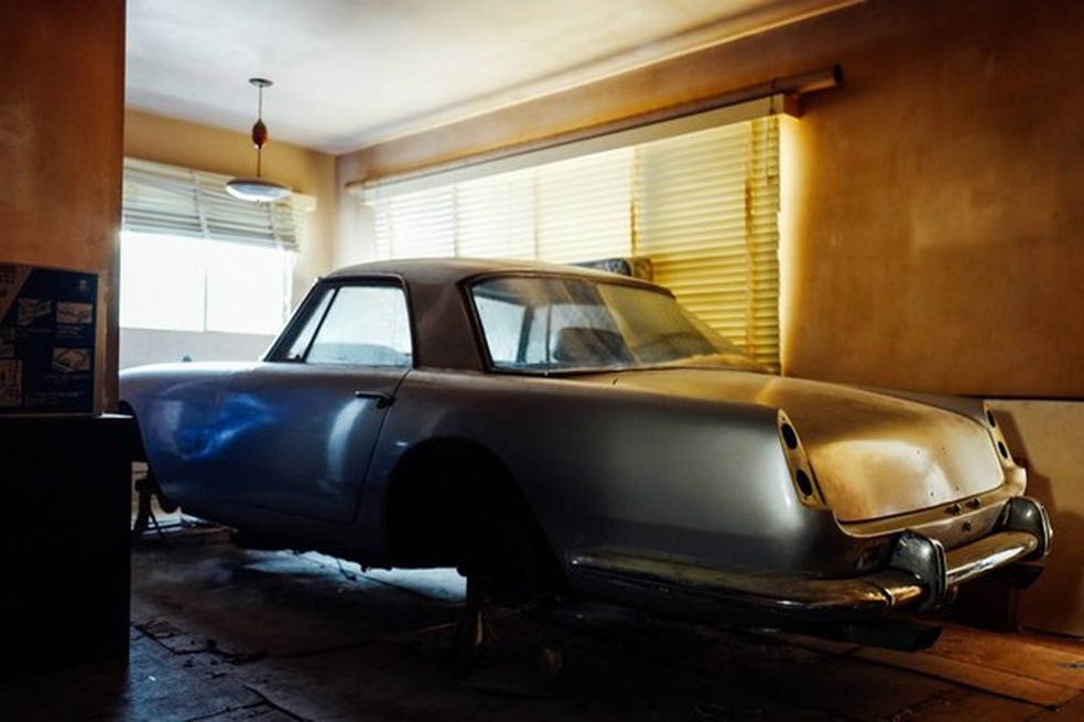 Parede da sala foi cortada para permitir a entrada da Ferrari 250 GT (Foto: Reprodução/Petrolicious) — Foto: Auto Esporte
