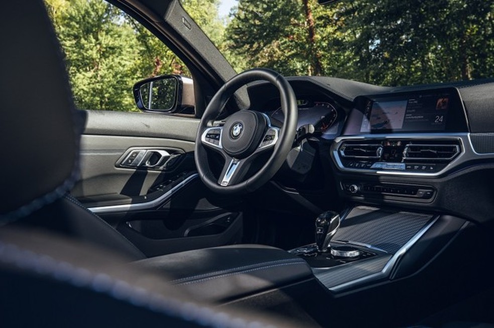 O interior não é muito diferente da versão 330i M Sport (Foto: Divulgação) — Foto: Auto Esporte