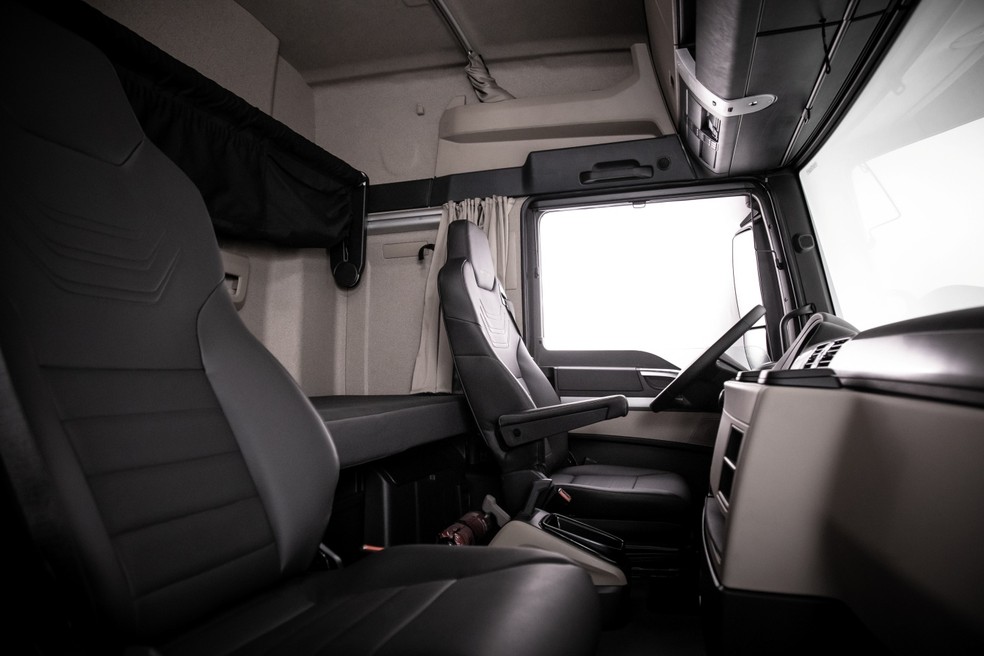 Volkswagen Meteor tem cama de 2,17 metros de comprimento com entrada USB, luz de LED para leitura, tomadas 12V e 24V e relógio digital. — Foto: Divulgação