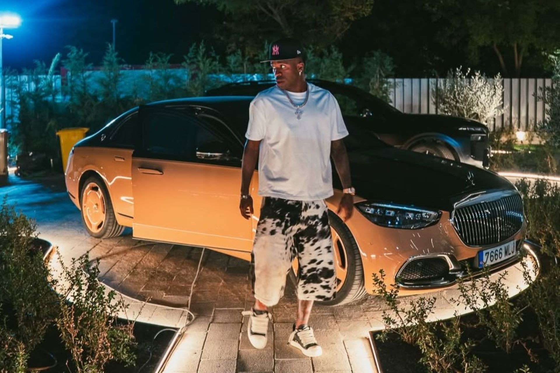 Vini Jr. exibe Mercedes raro de R$ 2,5 milhões feito por estilista famoso