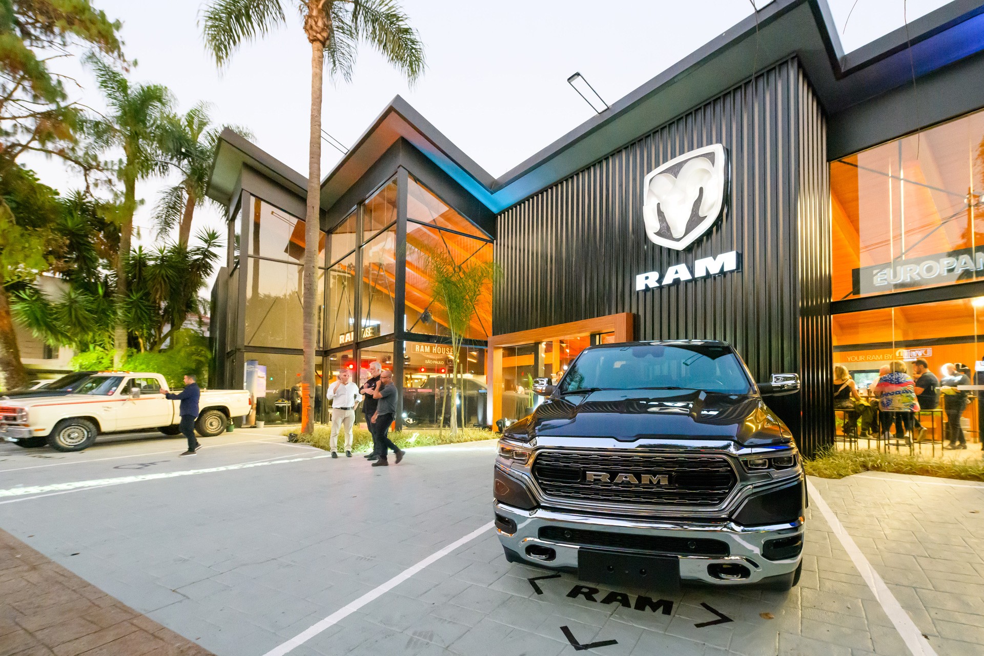 Chope, área kids, perfume: as ‘iscas’ das lojas de carro para atrair você