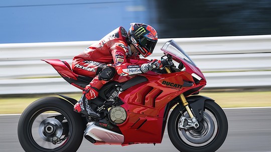 Ducati Panigale V4 2022 tem só 1,5 cv extra, mas é a mais rápida da história Ducati Panigale V4 2022 tem só 1,5 cv extra, mas é a mais rápida da história