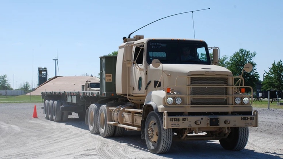 O Actros, da Mercedes, tem a suspesão do M915A5 Freightliner, um caminhão do exército norte-americano — Foto: Divulgação 