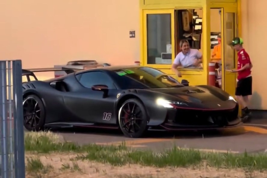 Charles Leclerc com sua Ferrari SF90 no McDonald's