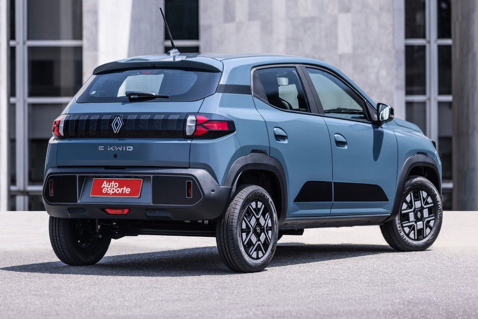 Renault Kwid E-Tech teve visual atualizado na linha 2026, inspirado no Dacia Spring europeu — Foto: Divulgação