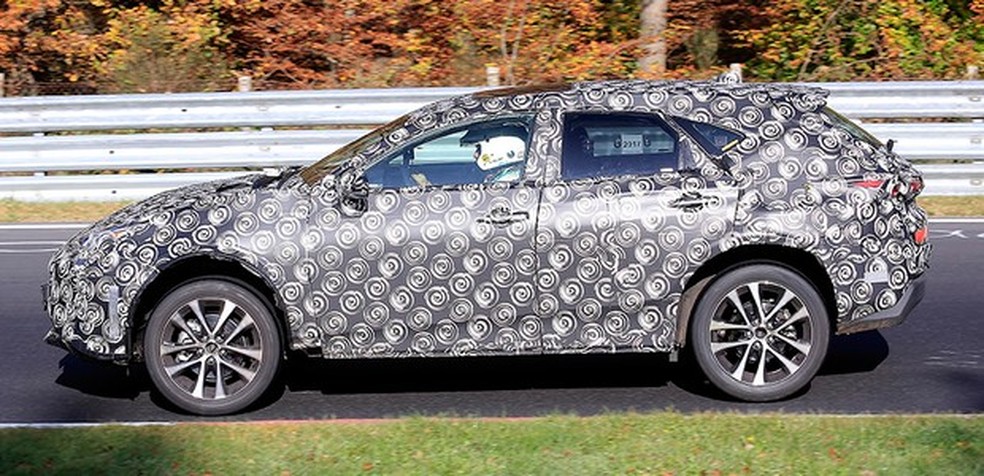 Flagra: Toyota Prius Plus em testes (Foto: Automedia) — Foto: Auto Esporte