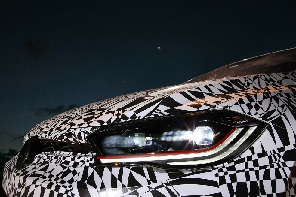 Novo VW Polo GTS terá farol de LED Matrix com muita tecnologia embarcada; o tradicional friso vermelho continua — Foto: Divulgação