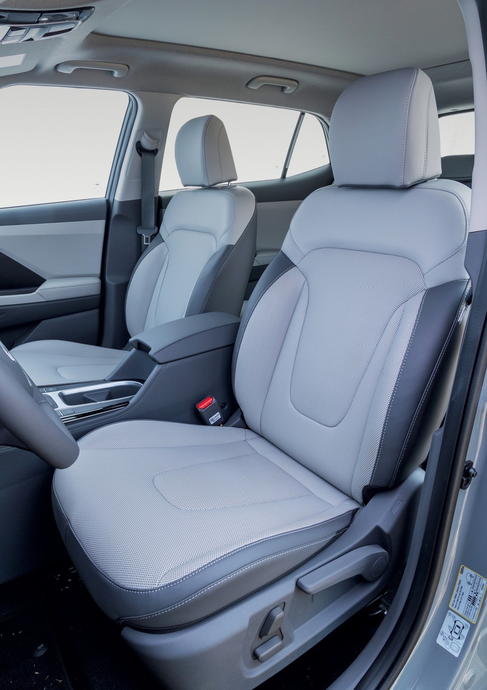 O banco do motorista tem ajuste elétrico e até ventilação — Foto: Renato Durães/Auto News Brasil
