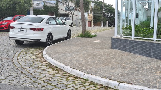 É permitido estacionar na esquina? Veja o que diz a lei