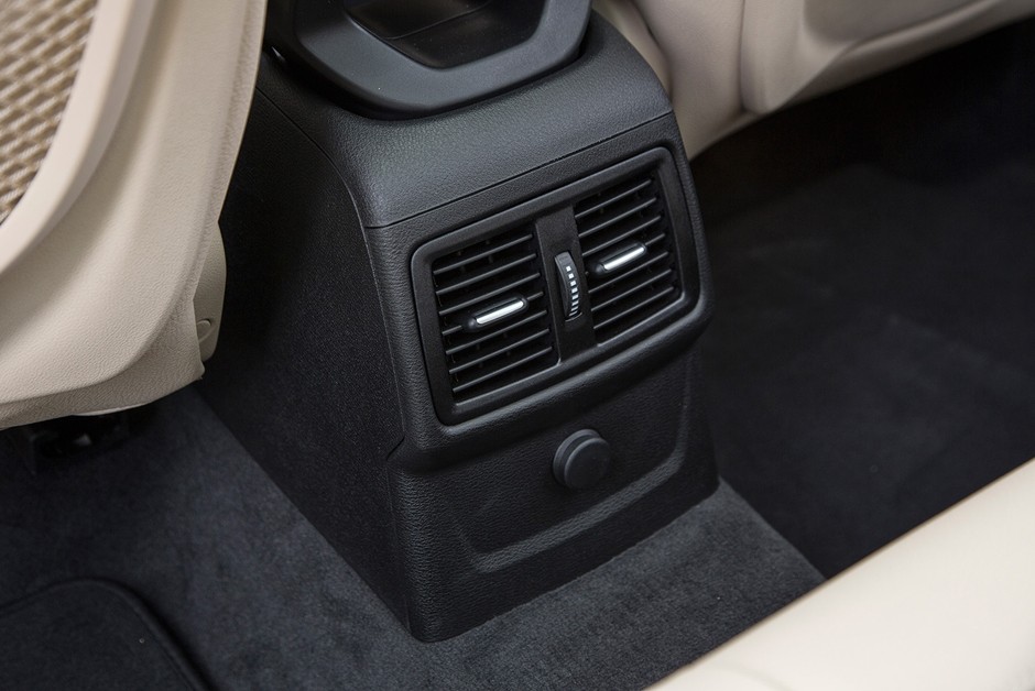 Saídas de ar para a segunda fileira de bancos do BMW X1 sDrive20i
