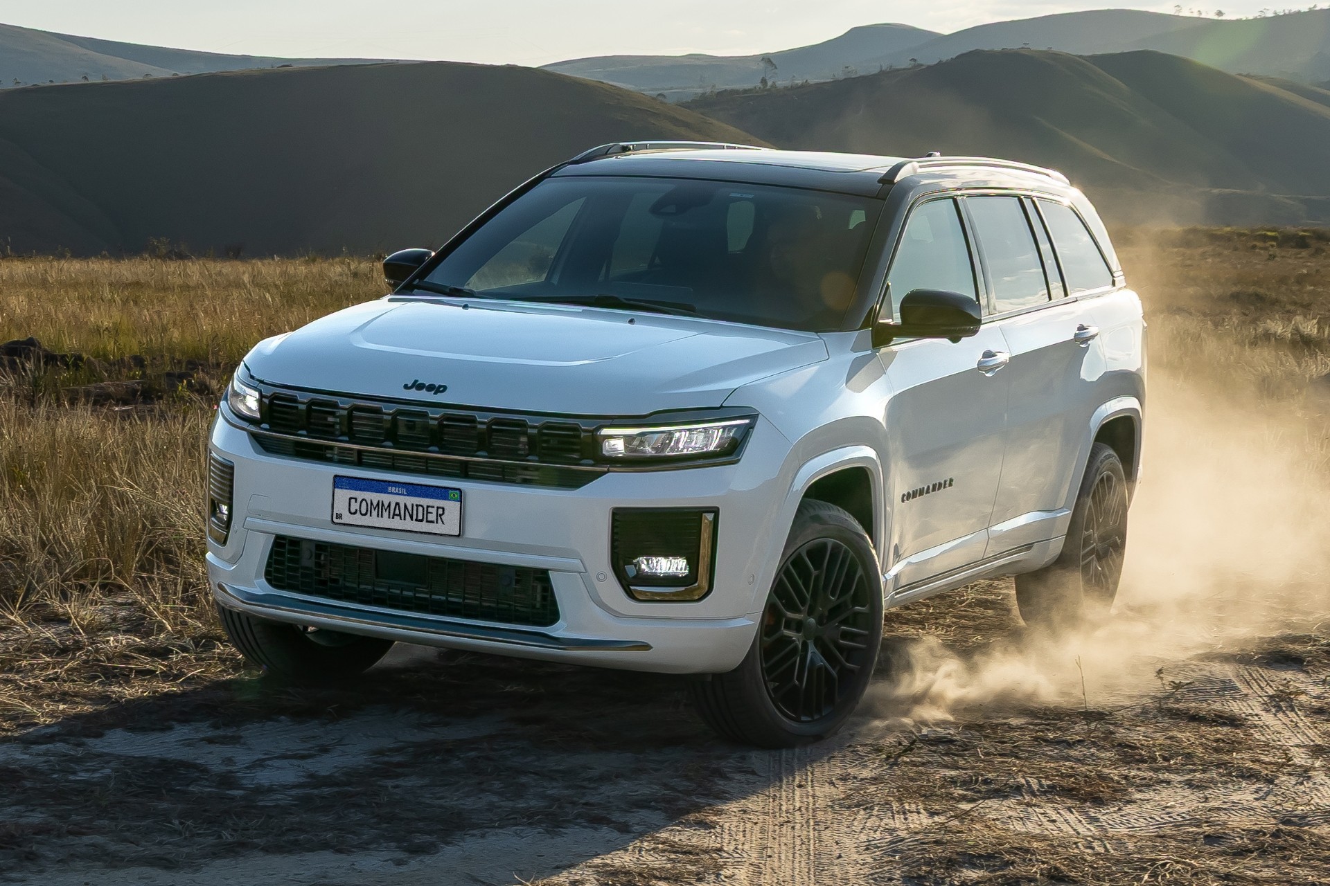 Teste: Jeep Commander Blackhawk 2026 fica mais equipado e barato; vale?