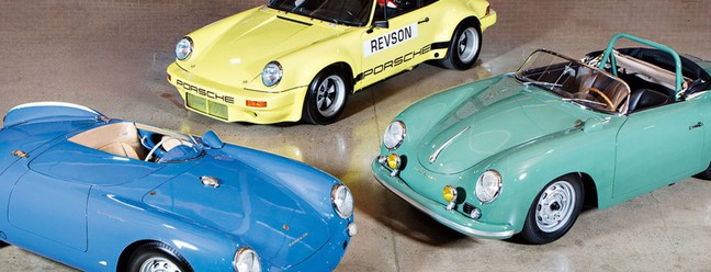 Porsche 550 Spyder (azul), Carrera Speedster (verde) e 911 Carrera 3.0 IROC RSR (amarelo) da coleção de Jerry Seinfeld