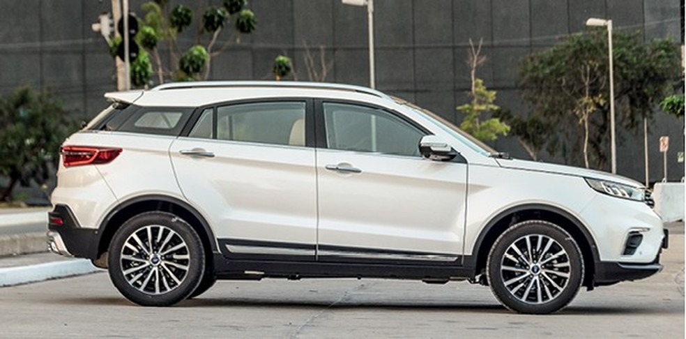 O comprimento é próximo do Jeep Compass, mas a largura do Ford é bem maior (Foto: Bruno Guerreiro) — Foto: Auto Esporte