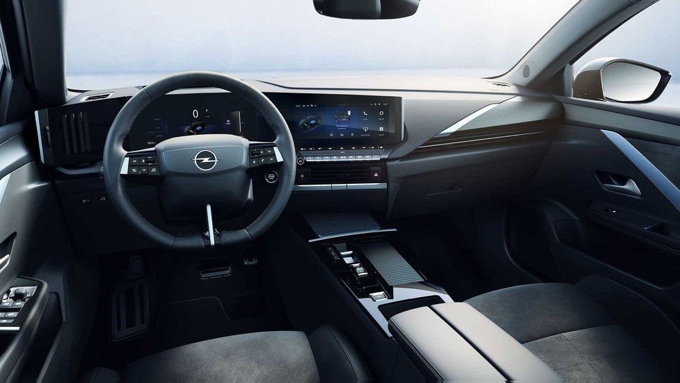 Interior do Opel Astra mantém o visual quadrado da carroceria — Foto: Divulgação