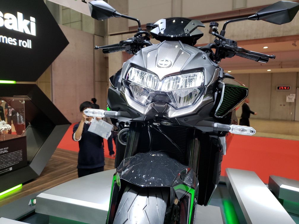 Kawasaki Z H2 tem entrada de ar do lado esquerdo da moto, o que deixa seu visual assimétrico — Foto: Rafael Miotto/G1
