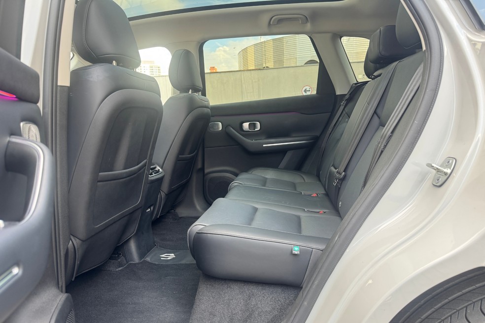 Leapmotor C10 entrega espaço interno confortável até para pessoas bem altas — Foto: Auto News Brasil/Vitória Drehmer