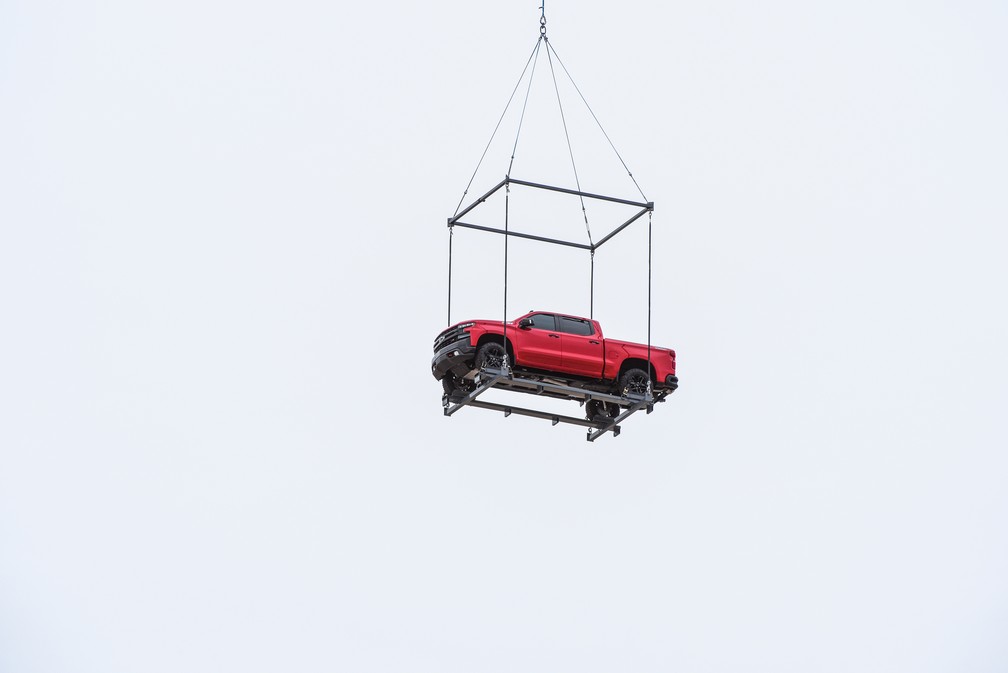 Chevrolet Silverado 2019 chegou de helicóptero à apresentação — Foto: Chevolet/Divulgação