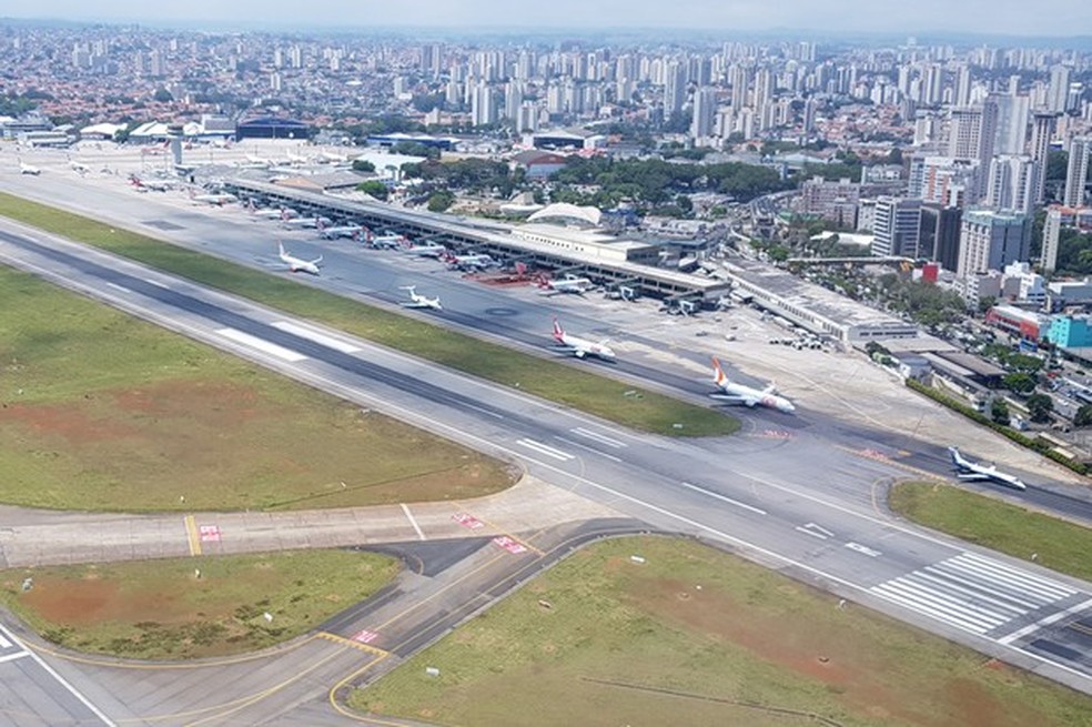 Na hora de passar perto de Congonhas, é necessário negociar com o controle de tráfego (Foto: Julio Cabral/Auto News Brasil) — Foto: Auto Esporte