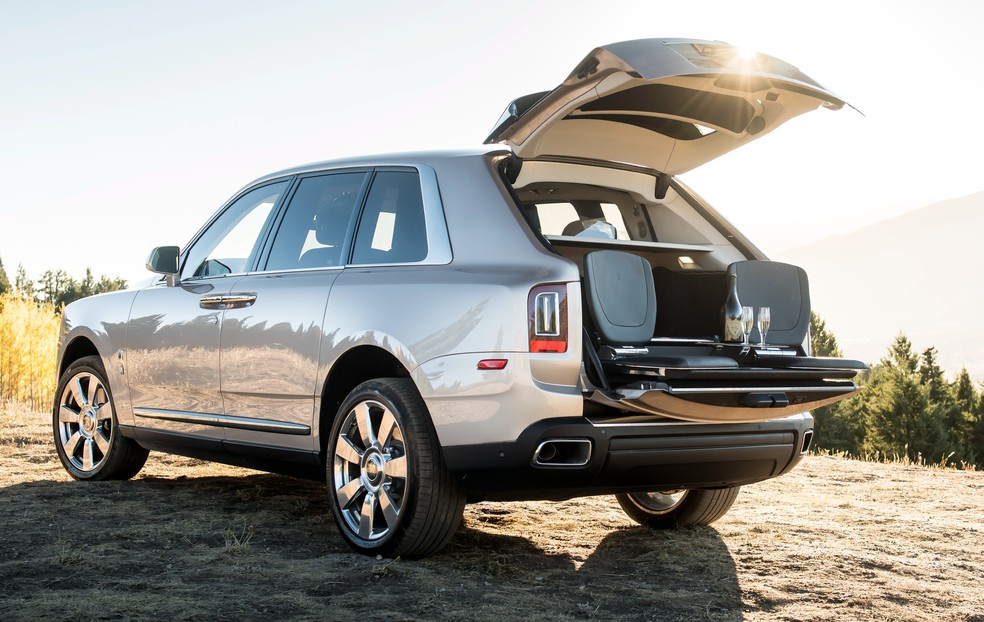 Rolls-Royce Cullinan tem até uma minigeladeira, com taças de cristal e decanter de whisky personalizados — Foto: Divulgação