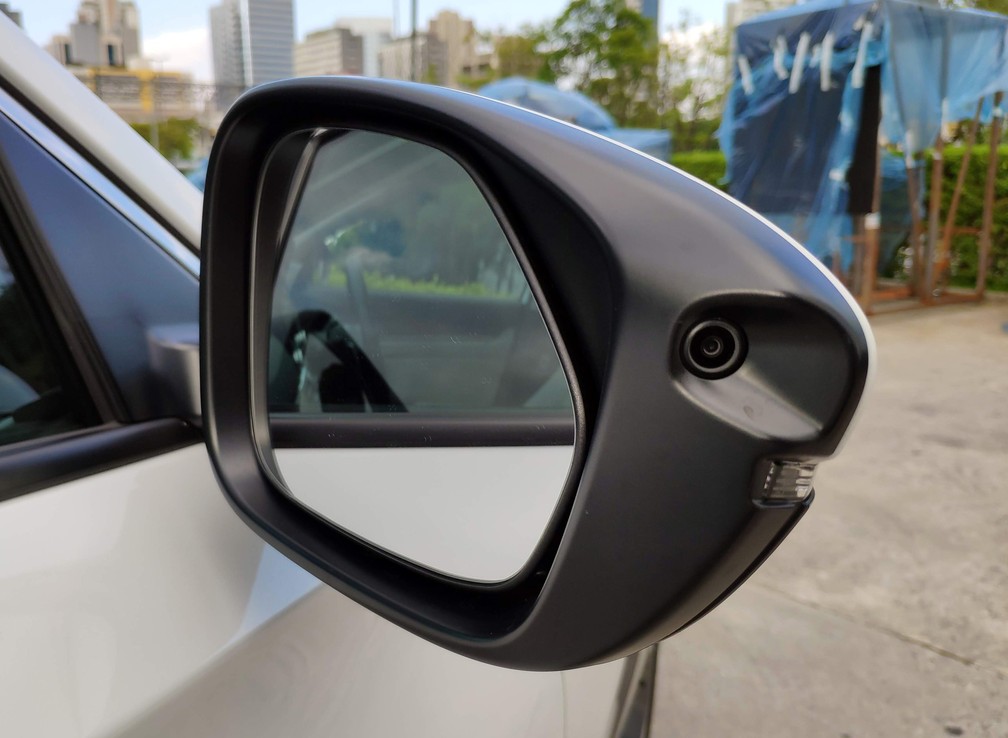 Retrovisor com câmera do Honda Accord — Foto: André Paixão/G1