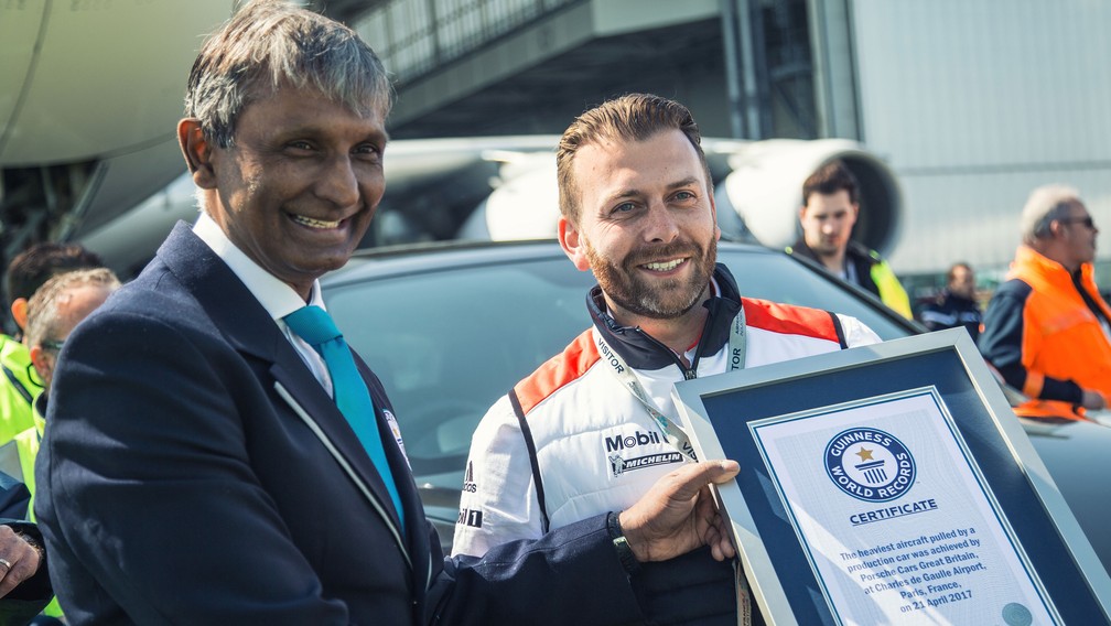 Técnico da Porsche Richard Payne foi o motorista e recebeu certificado do Guinness — Foto: Divulgação