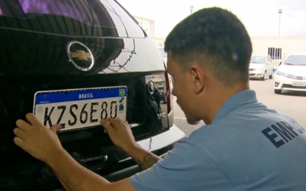 Placas com padrão Mercosul começaram a ser instaladas no Rio de Janeiro — Foto: TV 3PWEB