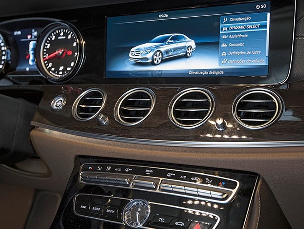 Menu interativo + manual inteligente As multimídias de automóveis têm capacidade para armazenar grande quantidade de arquivos digitais, de músicas a fotos e vídeos, incluindo o manual dos modelos. Mas a Internet das Coisas vai permitir que a funcionalidade vá além da simples digitalização de uma brochura: "No caso de um furo de pneu, não seria preciso folhear todo o manual para saber onde apoiar o macaco. O motorista poderia simplemente perguntar 'onde o macaco deve ser apoiado?'", afirma Marco Lauria, da IBM. (Foto: Marcos Camargo)  — Foto: Auto Esporte