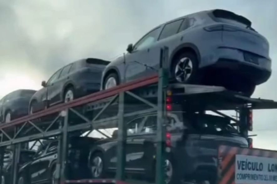 Geely EX5 será lançado em julho e primeiras unidades foram flagradas no Paraná