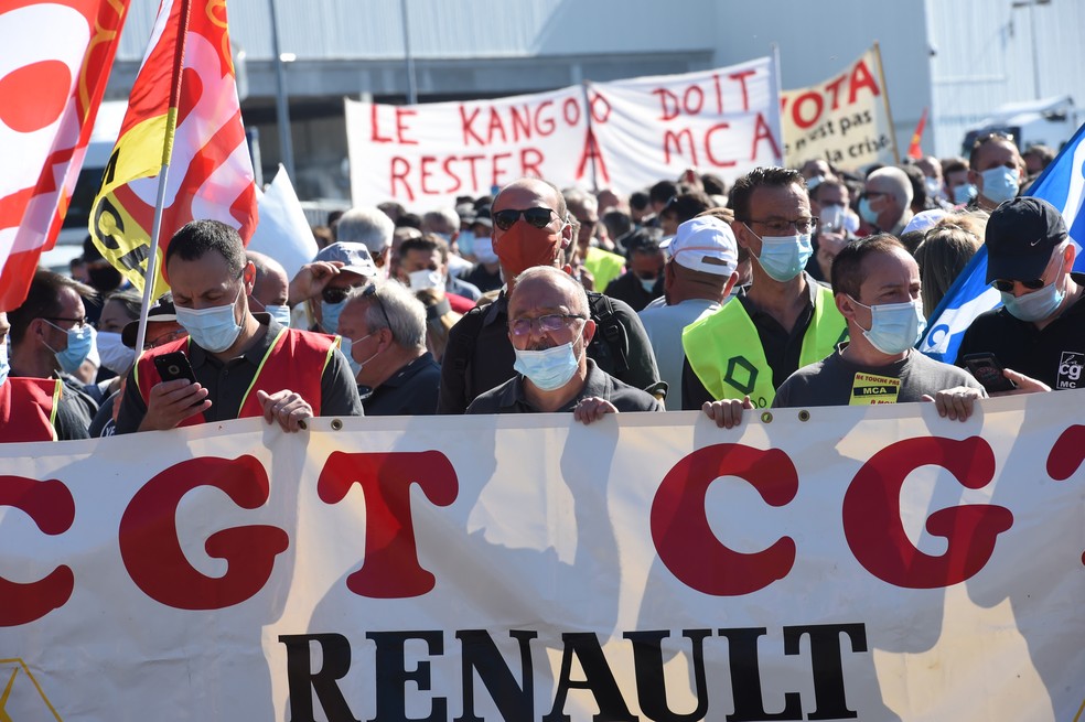 Manifestante segura bandeira durante ato neste sábado (30) contra a decisão da montadora Renault de cortar 15.000 empregos em todo o mundo — Foto: FRANCOIS LO PRESTI / AFP
