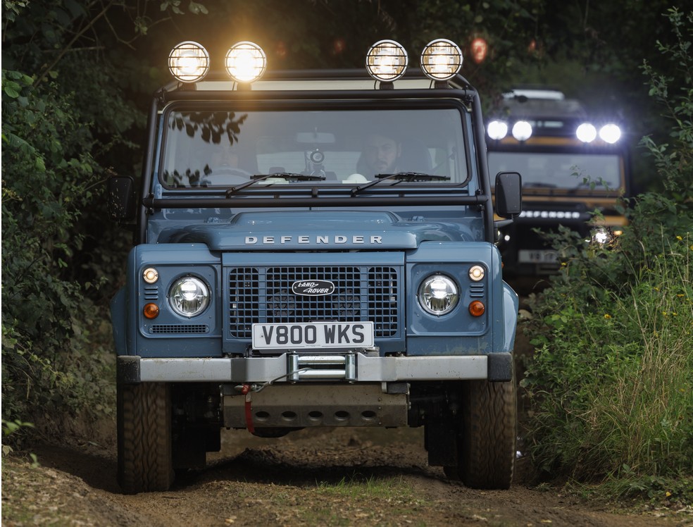 É hora da aventura! Dirigir o Land Rover Defender é uma das melhores sensações que alguém pode ter ao volante de um carro — Foto: Nick Dimbleby/Auto News Brasil