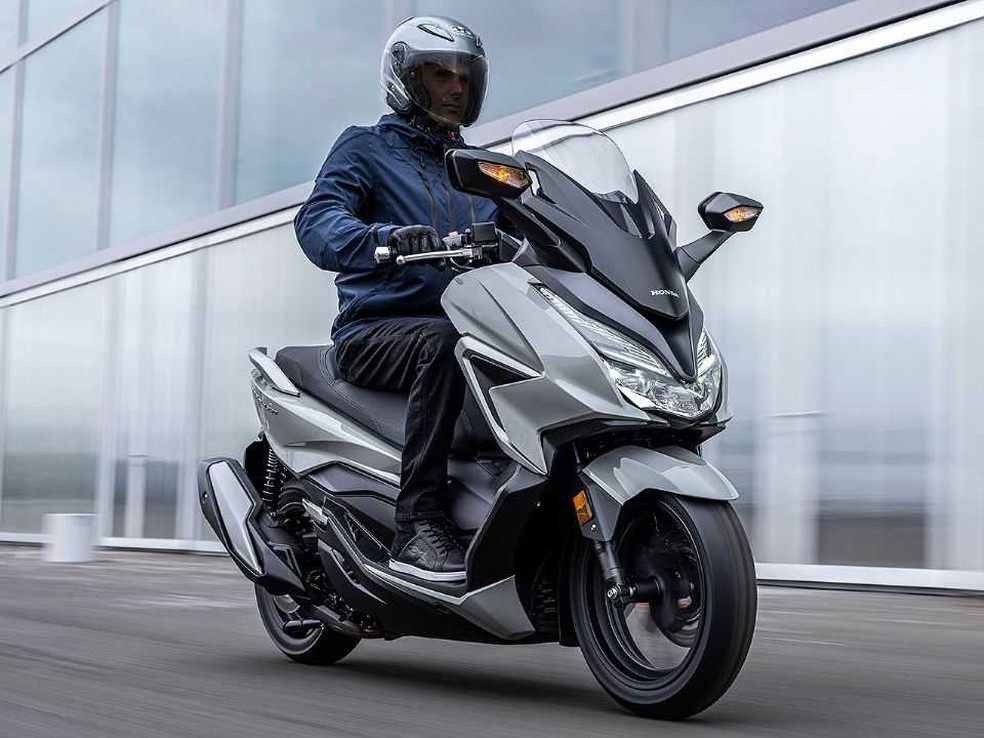 Honda Forza 350 no Brasil: já andamos com a nova scooter média; assista -  08/08/2022 - UOL Carros