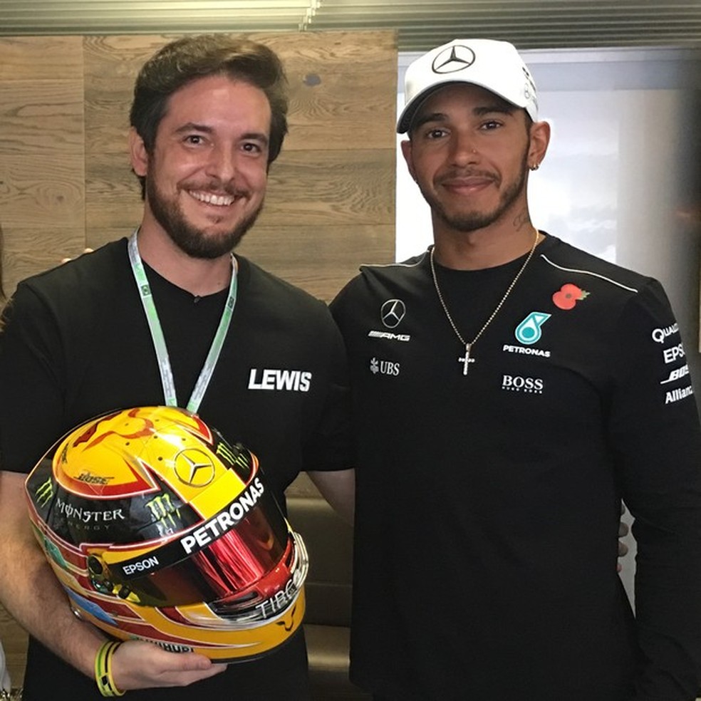 Rai Calderia e Hamilton se conheceram pessoalmente no GP Brasil 2017 (Foto: Arquivo pessoal ) — Foto: Auto Esporte