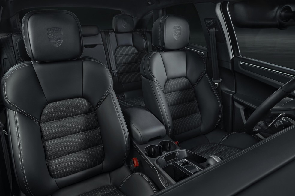 No interior, Porsche Macan T conta com costuras prateadas nos bancos — Foto: Divulgação