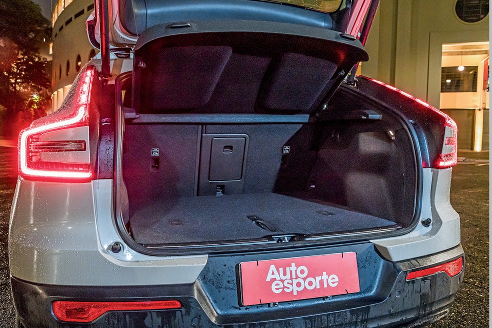 Porta-malas de 404 litros é complementado por compartimento de 31 litros sob o capô — Foto: Renato Durães/Auto News Brasil
